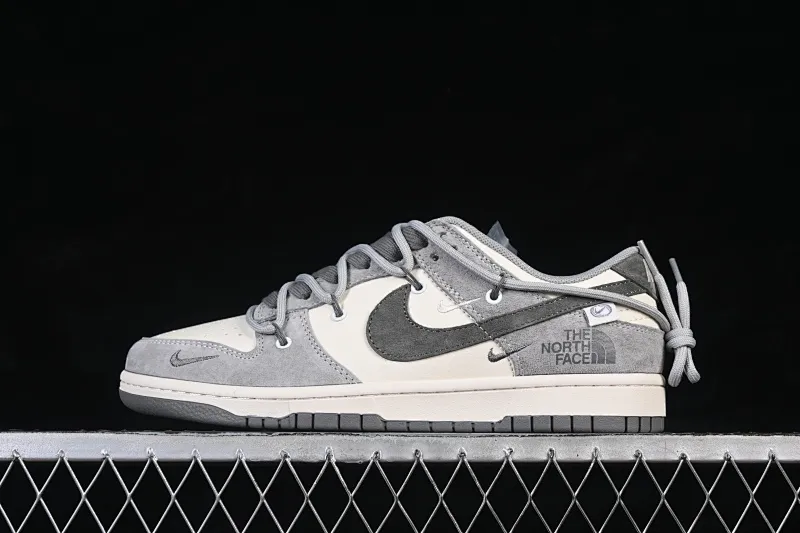 All categories Nk SB Dunk Series Nk SB Dunk Low High-end customized low-top sneakers Nike SB Dunk Low North Face co-branded rice gray pig leather strap Anniversary high-end customized low-top casual sneakers JP2026-102